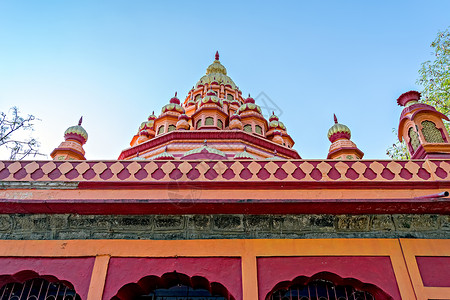 帕尔瓦蒂靠近Parvati寺庙的穹顶 在清蓝的天空背景上背景