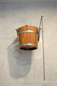 挂起来的木桶墙上的木桶 用于在桑浴间倒冷水背景
