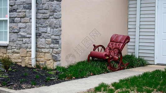 院子摇椅旧时装红摇椅 坐在草坪的一小片处家具红色露台枕头休息绿色奢华软垫财产住宅背景
