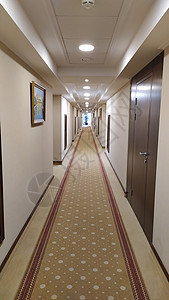 走廊 有地毯和房间数高清图片