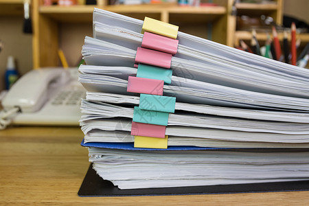 文件文件夹和堆在桌上的业务报告纸质文件办公室规格数据库标准贮存报纸数据记录文档组织背景图片