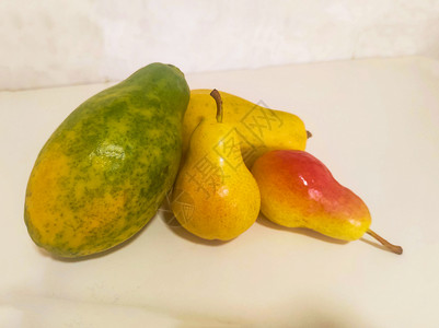 黄水果 木瓜和浅色背景的梨子食品水果食物白色素食营养饮食绿色单果热带背景图片