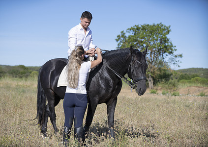 少年 教师和骑马骑术学校骑士女士闲暇老师训练学习青少年过程背景图片
