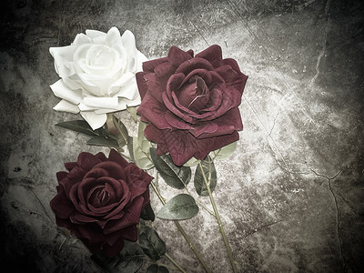 深色背景上的人造花三朵玫瑰纺织品叶子花束艺术情人玫瑰墙纸花艺植物群花展背景图片