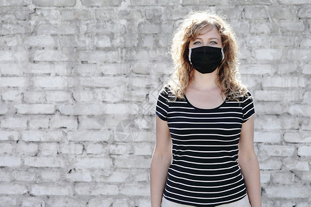 戴着保护面罩的女孩的肖像 空闲的文字空间流感可用肺炎口罩预防保健横幅卫生社交面具背景图片