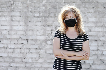 戴着保护面罩的女孩的肖像 空闲的文字空间手术卫生隔离肺炎预防面具女士成人流感可用背景图片