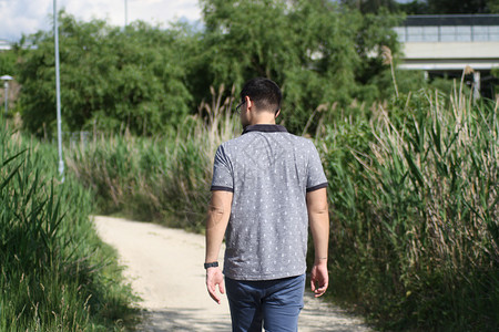 一个男孩走在田野上背景图片