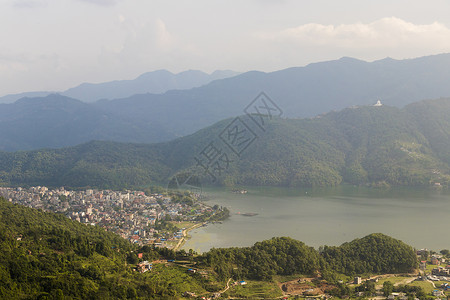 巴颜克拉山脉城市山区全景 尼泊尔波克拉蓝色山脉森林天空城市世界海岸风景爬坡旅游背景