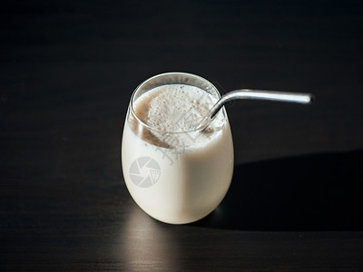用金属稻草玻璃制成蛋白质奶昔吸管酸奶气泡奶制品饮食牛奶营养早餐背景食物背景图片