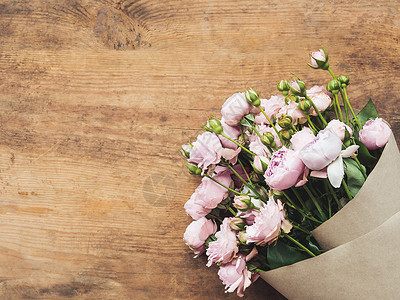 木制背景木制手纸上粉红玫瑰的布束花背景图片