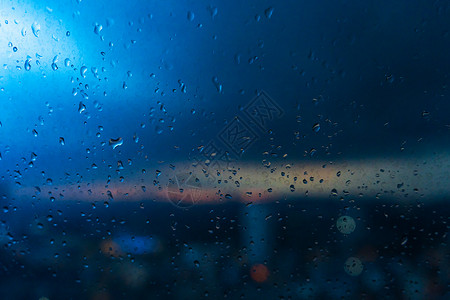 夜雨 在夜晚城市的窗户上下着雨滴全景商业天际中心场景戏剧性市中心建筑学景观天线背景图片