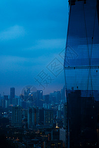 在日落的雨云下 有时髦的未来建筑摩天大楼CL 117 对吉隆坡风景的美观令人瞩目背景图片