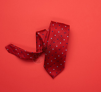 红色背景的扭曲丝绸红领带纺织品裙子配饰脖子商业男装男人衣领衣服男性背景图片