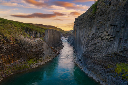 冰岛东部的斯图拉吉尔峡谷日落高清图片