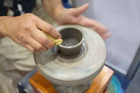陶瓷工场 把泥土碗扔在陶器轮子上的人陶轮爱好作坊车轮水壶手工工艺横幅职场制品背景图片