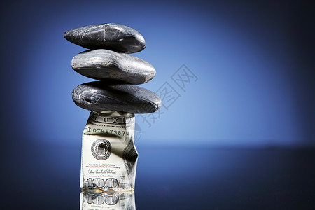 美元兑换一美元的石头背景蓝色影棚水平力量平衡摄影纸币惊喜背景图片
