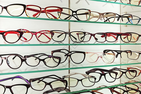 眼服店展示处的眼镜框背景图片