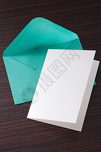 空白卡和信封庆典沟通影棚摄影绿色邀请函邮件静物办公用品背景图片