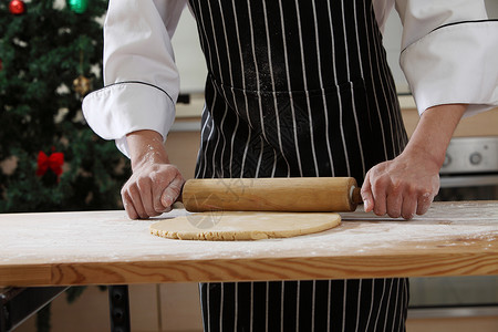 擀面烹饪面包面粉面包师桌子面团糕点食物餐厅厨师高清图片