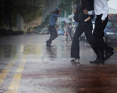 匆忙天气人群生活穿越运动市中心下雨商务场景人行道高清图片