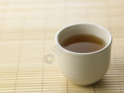 茶桌子杯子圆形陶瓷时间绿色文化煎茶绿茶液体背景图片