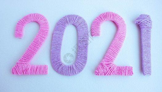 2021年的数字是由白色背景上的粉色和线性线条组成的 新年的概念背景图片