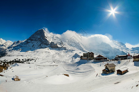 富龙滑雪场站 从因特拉肯到J的铁路沿线土地火车蓝色高山滑雪运输风景车站旅游冰川背景