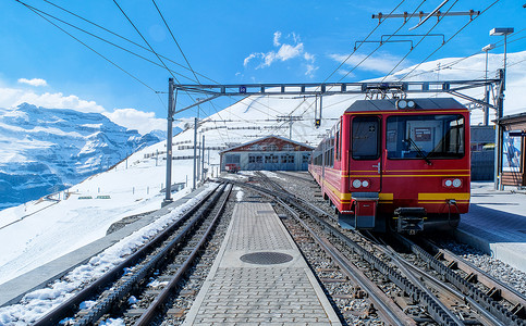 巴肯山瑞士火车站的红色瑞士列车风景冰川运输天空电缆山脉高山机车旅行铁路背景