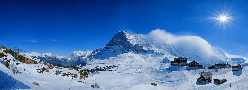 清龙坡火车站沿铁路一带的全景高度滑雪冰川火车车站运输高山蓝色少女风景背景