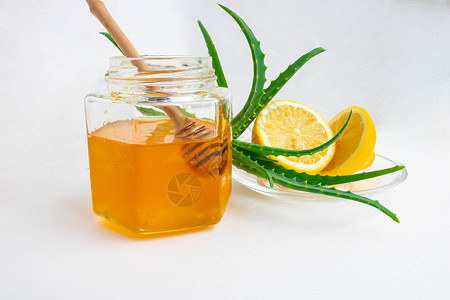 用于加强白色背景的免疫系统的有用成分 用罐子 柠檬和 aloe Vera进行蜂蜜芦荟背景