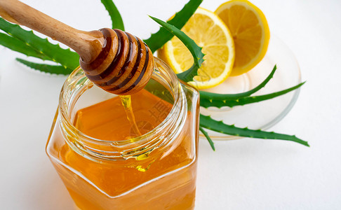 用于加强白色背景的免疫系统的有用成分 用罐子 柠檬和 aloe Vera进行蜂蜜芦荟背景