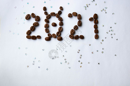 新年2021年白底咖啡豆数字的图象咖啡白色豆子背景图片