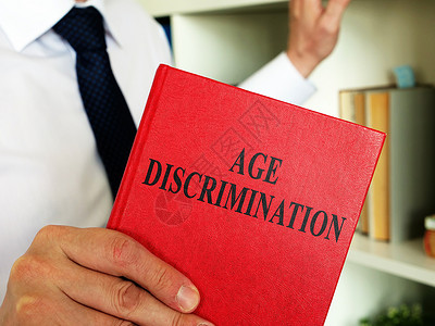 缺你不可招聘律师在办公室里看 年龄歧视法书背景