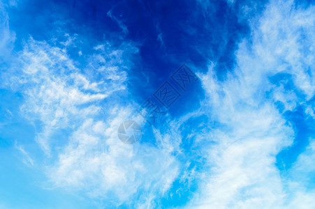 蓝天背景 多云的蓝天 与剧烈的微小的云彩漂浮的蓝天抽象背景 一天中完美的多云春天时间的蓬松云纹理太阳天际季节自由气象环境场景蓝色背景图片