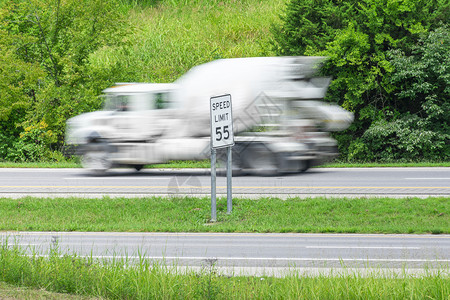 超速超过速度限制标志的越快具体卡车高清图片
