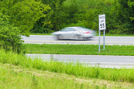 限速行驶标志以速度限制信号加速汽车流背景