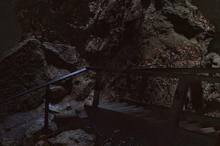 澳大利亚极低光下山丘洞穴内石灰石鸟粪蝙蝠楼梯旅游游客吸引力脚步岩石历史背景