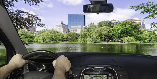驾驶汽车驶往美国波士顿公共园区背景图片