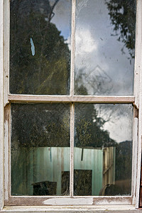 旧废弃教堂厅窗口背景图片