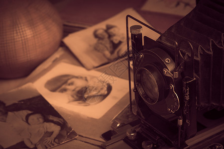 旧照片 1912  1919 年 模糊的旧照片和桌子上的相机记忆时间时光专辑棕褐色遗传祖先格式相册老照片背景图片