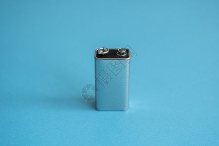9v电池在蓝色背景的高压电池 银伏特电池 9V 高级锂电池技术电压充值金属直流电回收来源电子产品宏观活力背景