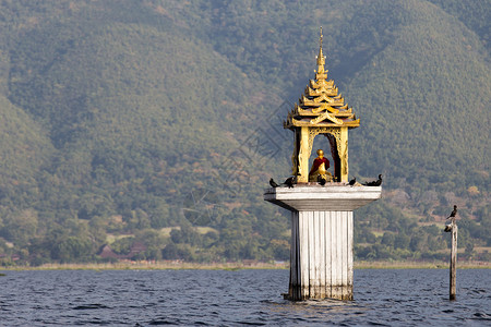 缅甸内尔湖水面标志 佛教徒的佛教圣殿地标旅游神社宗教渔民渔夫入口寺庙风景文化背景图片