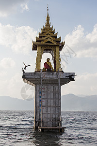 缅甸内尔湖水面标志 佛教徒的佛教圣殿建筑木头吸引力雕像寺庙旅行建筑学宗教风景渔民背景图片