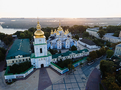 乌克兰航空观察 圣迈克尔金币修道院 基辅建筑教会旅行全景宗教金子天空正方形景观蓝色背景图片