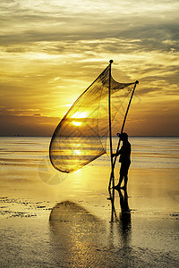 黑影渔民在清晨蓝色海洋文化天空渔夫钓鱼旅行橙子反射海滩背景图片