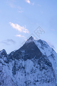 尼泊尔喜马拉雅山的鱼尾山峰季节摄影照片环境蓝天风景蓝色薄雾山脉旅行背景图片