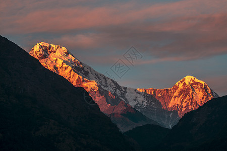 安纳布尔纳电路尼泊尔 安纳普尔纳山 天空美丽多彩的日出背景