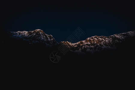 山脉的黑暗和沉暗形象 深色音相片背景图片