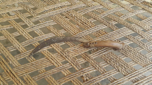 旧派礼炮床面上一个旧镰刀的近视植物收成农业收获工艺金属农民乡村园艺绳索背景