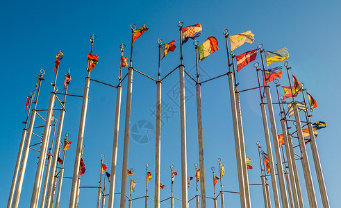 旗帜对着蓝天世界建筑学政治蓝色联盟天空办公室建筑国家地标背景图片
